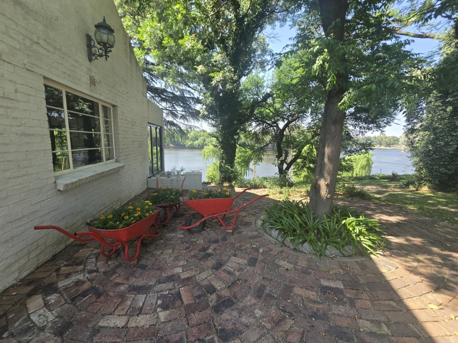 4 Bedroom Property for Sale in Lindequesdrif North West